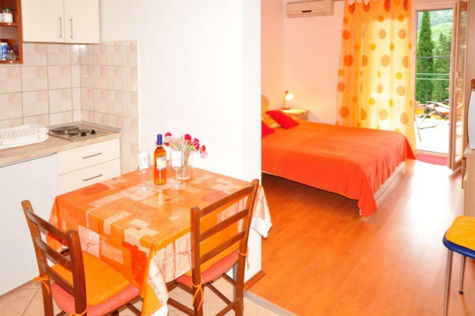 פלוצ'ה Apartments Franic מראה חיצוני תמונה